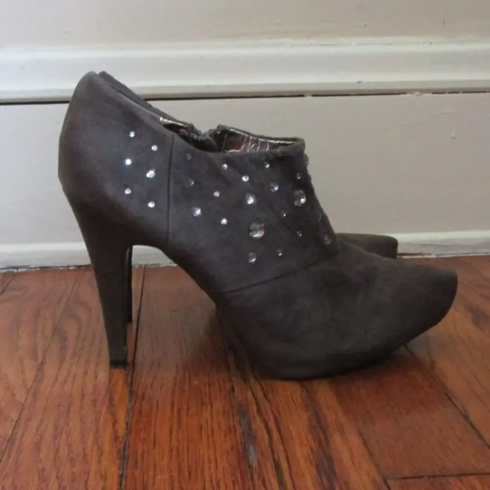 Rhinestone Ankle Booties Gray Faux Suede Heels Size 9 Kathy Van Zeeland